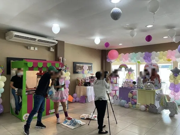 Puesto de palomitas de Chewie Eventos montado en un salón decorado con temática de unicornios