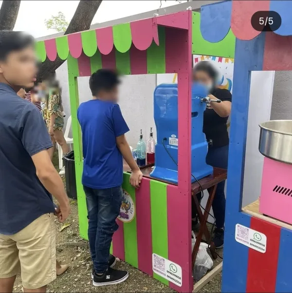 Puesto de granizados y algodón de azúcar de Chewie Eventos montado en una fiesta al aire libre