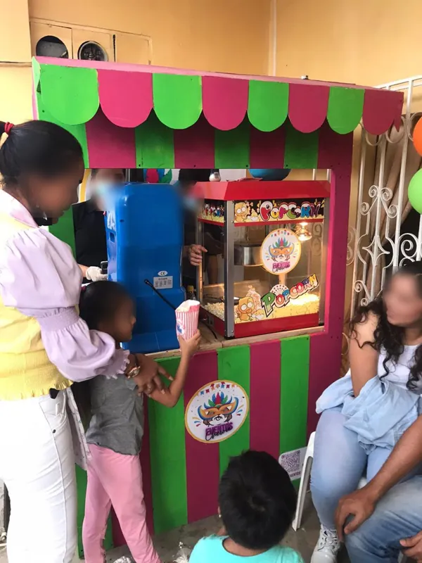 Puesto de palomitas de maíz y granizados de Chewie Eventos en un cumpleaños infantil