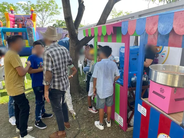 Varias estaciones de comida de Chewie Eventos montadas al aire libre durante un evento